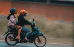 3 Alasan Sesungguhnya Perempuan Jarang Ganti Oli Motor