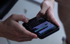 5 Alasan Orang Suka Menumpuk Chat WhatsApp di HP