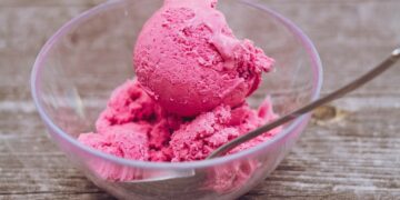 Battle Es Krim Stroberi di Indomaret, Siapa Juaranya Terminal Mojok