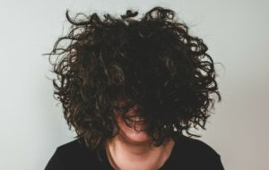 Begini Perawatan Rambut Keriting dan Rontok yang Benar