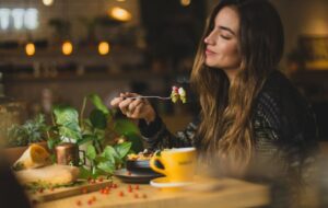 Kenapa Cewek Merasa Makanan yang Dipesan Orang Lain Lebih Enak?