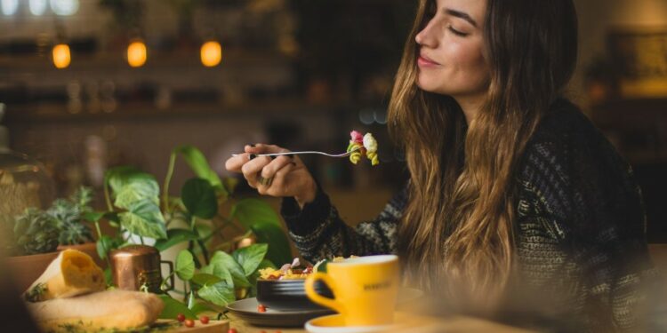 Kenapa Cewek Merasa Makanan yang Dipesan Orang Lain Lebih Enak Terminal Mojok