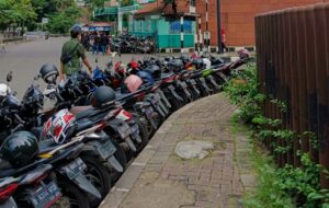 Menebak Lokasi Parkir Anak SMP yang Naik Motor ke Sekolah