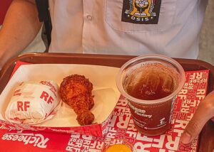 Review Richeese Factory Paket Pelajar: Ayamnya Enak, Minumannya Mantap!