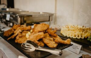 Peringatan untuk Tamu Undangan dan Penyelenggara Hajatan: Plis, Jangan Buang-buang Makanan!