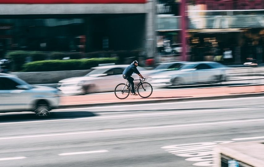 Pengendara Mobil Menerobos Lampu Hijau Itu Jelas Salah, Hidup Pesepeda Kaya!