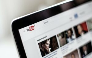 Rekomendasi Kanal YouTube yang Bikin Otak Auto Cerdas