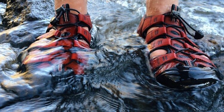 Memakai Sandal Gunung untuk Kebutuhan Sehari-hari Itu Nggak Nyaman