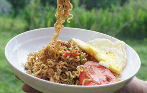 Sarimi Isi 2 Ayam Kremess, Mi Goreng Underrated yang Layak Dicicipi