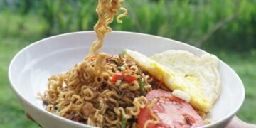 Sarimi Isi 2 Ayam Kremess, Mi Goreng Underrated yang Layak Dicicipi Terminal Mojok