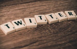 Sisi Gelap Akun Base Twitter, Tempat Orang dengan Nalar Patah Bawah Berkumpul dan Menyerahkan Keputusan Hidup