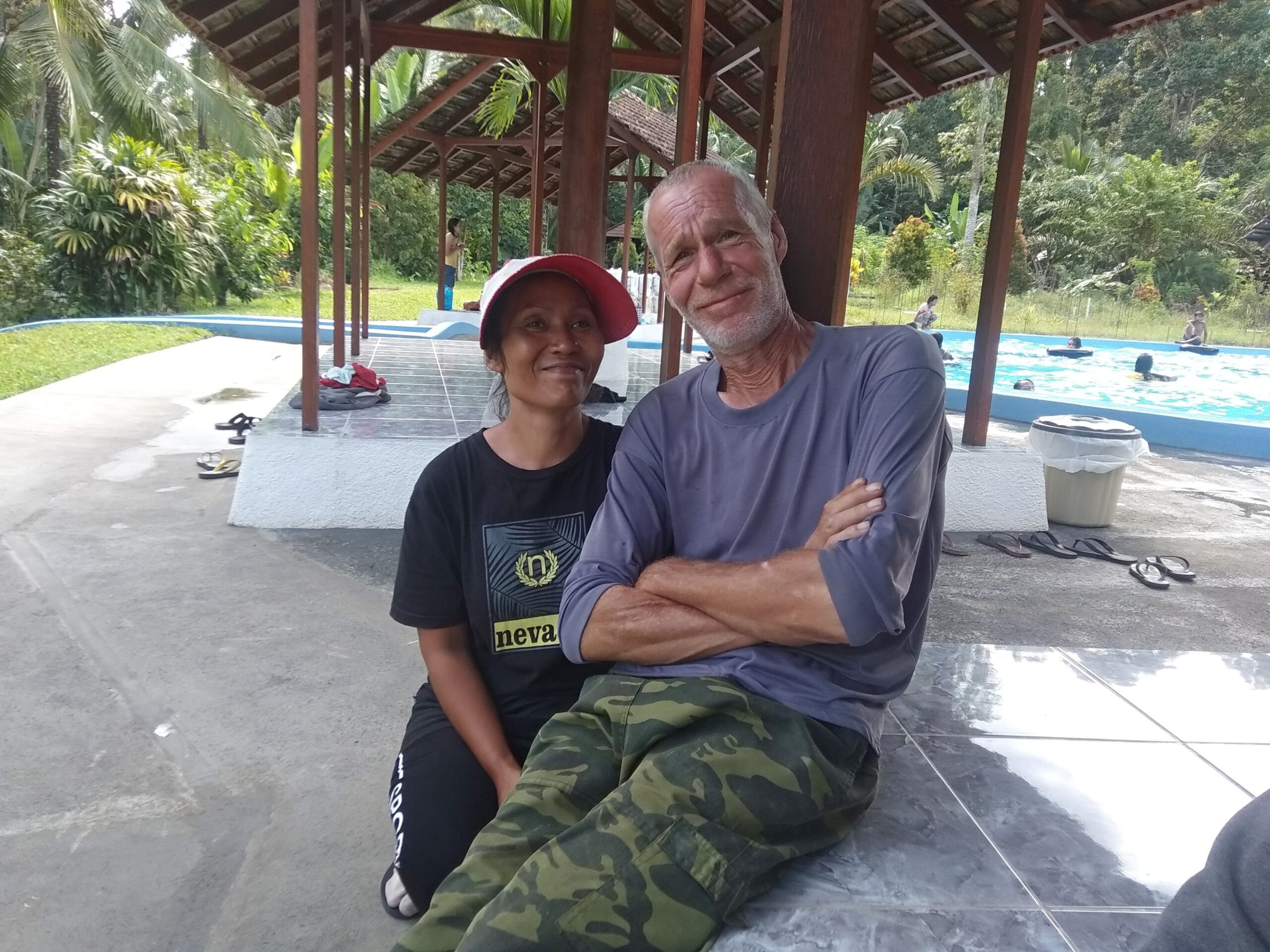 Mr Gary mengaku dan Leli Marlia Bachtiar saat di temui Mojok.co di Kolam Blue Legoon di Dusun Pakis Desa Songgon. (Foto. Fareh Hariyanto - Mojok.co).jpg