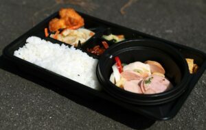 3 Kebiasaan Buruh Pabrik Saat Makan Siang di Kantin yang Beda dari Karyawan Kantoran