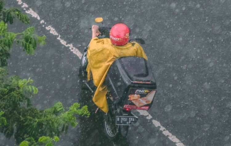 4 Kelakuan Nyeleneh Pengendara Motor Indonesia Saat Hujan Terminal Mojok