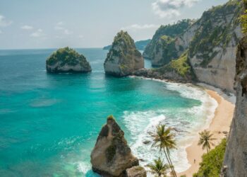 5 Destinasi Wisata Menarik di Indonesia dan Hal-hal yang Harus Dihindari Saat Berkunjung ke Sana Terminal Mojok