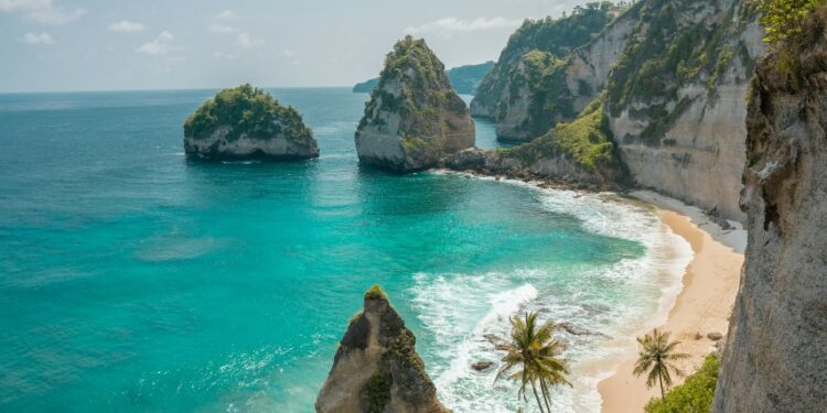 5 Destinasi Wisata Menarik di Indonesia dan Hal-hal yang Harus Dihindari Saat Berkunjung ke Sana Terminal Mojok