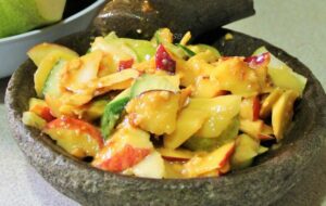 5 Rujak Petis Madura dengan Cara Penyajian Unik