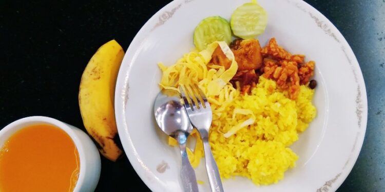 7 Nasi Kuning Lezat dalam Khazanah Kuliner Nusantara Terminal Mojok kobe nasi kuning