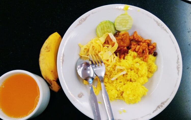 7 Nasi Kuning Lezat dalam Khazanah Kuliner Nusantara Terminal Mojok kobe nasi kuning