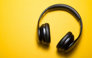 8 Lagu dari Musisi Indonesia yang Asyik buat Belajar Bahasa Inggris