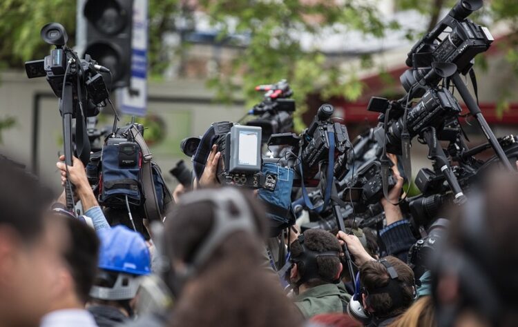 Nyesel Kuliah Jurnalistik karena Gaji Wartawan Kecil? Nggak Apa-apa, Wajar