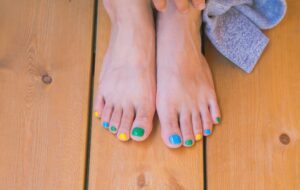 Membantah Mitos Menginjak Jempol Kaki Teman Bisa Ketularan Menstruasi