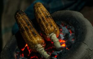 Penjelasan Logis Kenapa Malam Tahun Baru Identik dengan Bakar Jagung