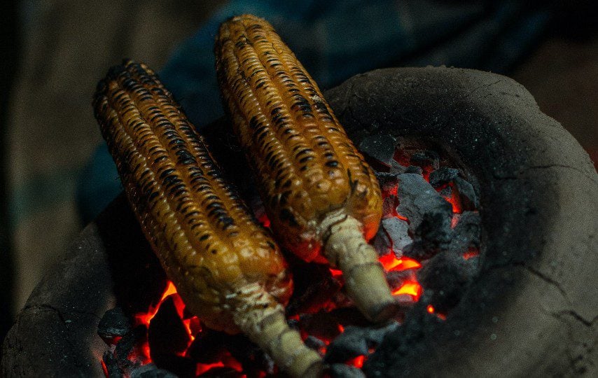 Menerka Alasan Malam Tahun Baru Identik dengan Bakar Jagung Terminal Mojok