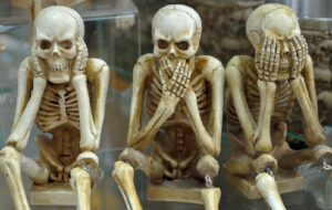 6 Cara Ampuh Mengusir Pocong, Dijamin Minggat!