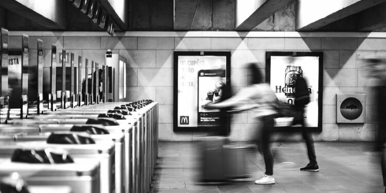 5 Rekomendasi Sepatu Kerja untuk Pejuang Rupiah yang Sering Naik KRL