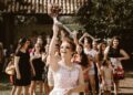 Stop Tampil Heboh di Pesta Pernikahan Orang Lain, Itu Bukan Ajang Peragaan Busana Terminal Mojok