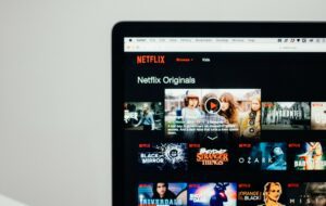 5 Hal yang Bikin Malas Nonton Serial Netflix
