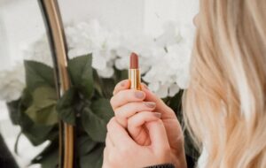5 Kesalahan yang Biasa Dilakukan Perempuan Saat Memakai Lipstik