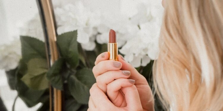 5 Kesalahan Perempuan Saat Memakai Lipstik Terminal Mojok