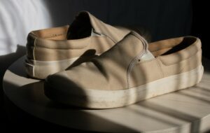 5 Kesalahan Saat Mencuci Sneakers Kanvas yang Bikin Sepatu Cepat Rusak