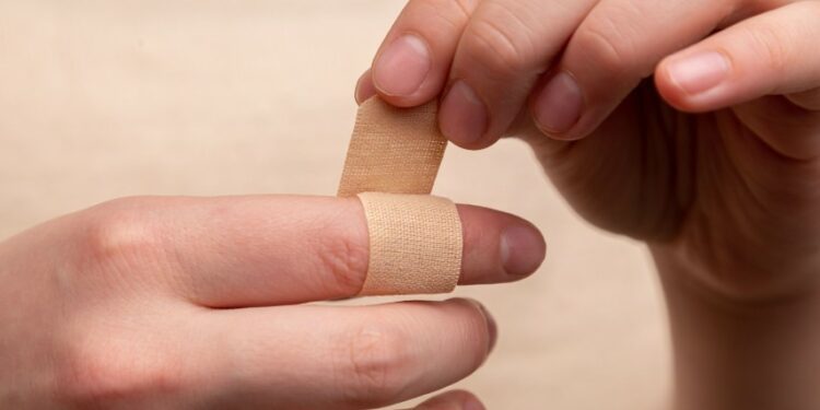 6 Hal yang Perlu Diperhatikan Saat Memberikan Pertolongan Pertama Pada Luka Terminal Mojok
