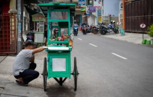 Culture Shock Orang Jakarta Makan Bakso Pakai Lontong