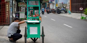 Culture Shock Orang Jakarta Makan Bakso Pakai Lontong Terminal Mojok