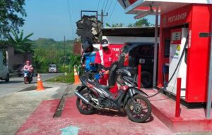 Sisi Gelap dari Pekerjaan Menjaga Pertashop Milik Bapak Sendiri