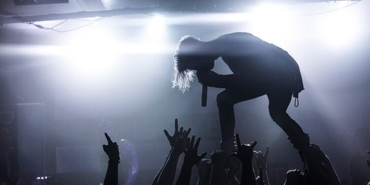 Kalau Nggak Mau Stage Diving atau Crowd Surf, Jangan Naik Panggung!  