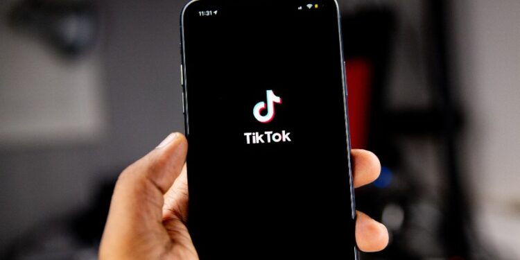 Live TikTok Tampilkan Adegan Orang Tua Diguyur Air Bukan Hiburan melainkan Penyiksaan Terminal Mojok