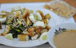 Gado-gado Lebih Unggul Dibanding Lotek: Serupa tapi Tak Sama