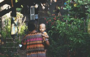 Memberi Bayi Kopi Instan Memang Nggak Ngotak, tapi Menuntut Sikap Sempurna dari Ibu yang Minim Privilese Juga Kurang Tepat