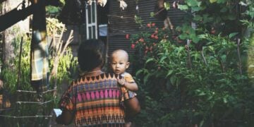 Memberi Kopi Instan ke Bayi Memang Nggak Ngotak, tapi Menuntut Sikap Sempurna dari Ibu yang Minim Privilese Juga Kurang Tepat Terminal mojok