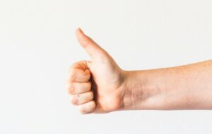 Mengapa Laki-laki Suka Memanjangkan Kuku Jempol Tangan?