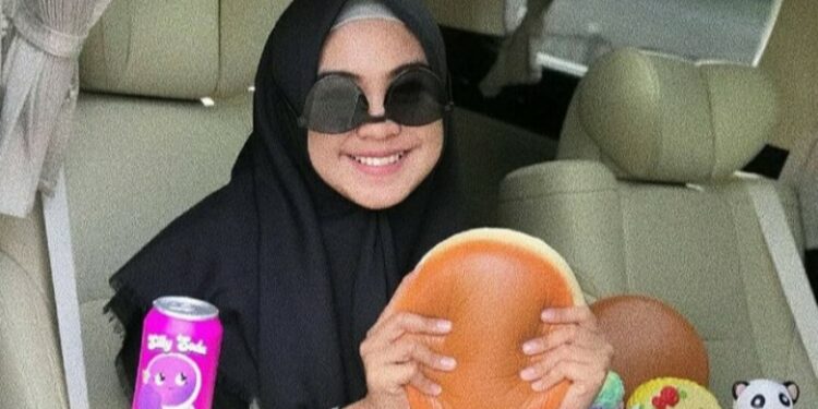 Ria Ricis Memang Ibu Masa Kini yang Cerdas tapi Nggak Perlu Digagas (Ria Ricis via Wikimedia Commons)