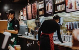 4 Dosa Tersembunyi Barista Starbucks yang Perlu Kalian Ketahui