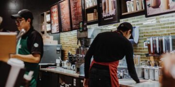 4 Dosa Tersembunyi Barista Starbucks yang Perlu Kalian Ketahui