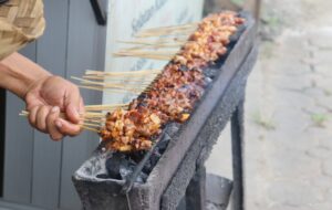Pengin Mencicipi Sate Kambing Tegal untuk Pertama Kalinya? Biar Nggak Kaget, Berikut 5 Fakta yang Perlu Kamu Ketahui Soal Kuliner Ini