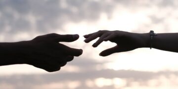 Sapa Mantan Kamu Putusin Aku Setelah Pegangan Tangan di Bioskop (Unsplash)